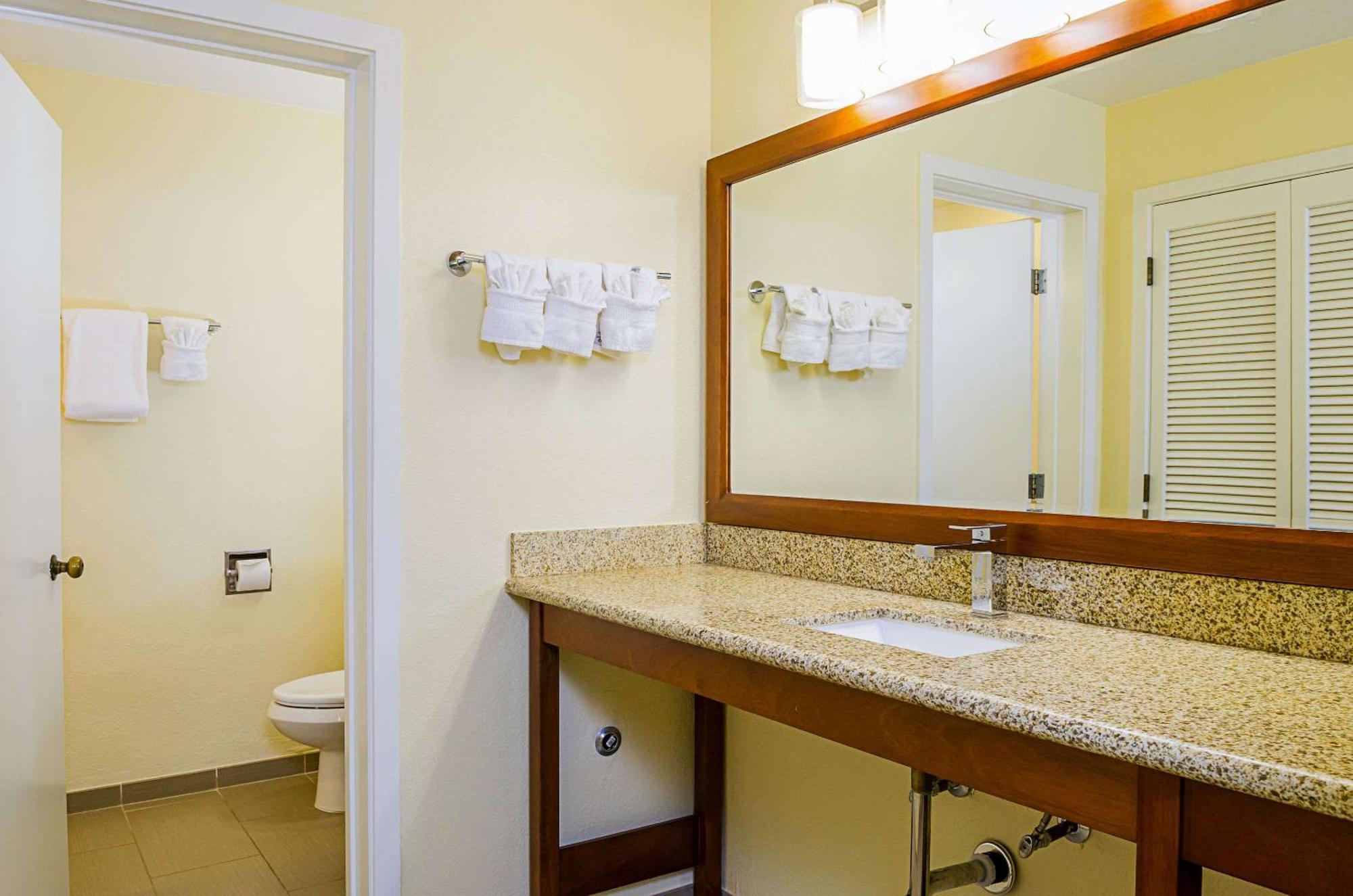 Comfort Peninsula Airport 2*